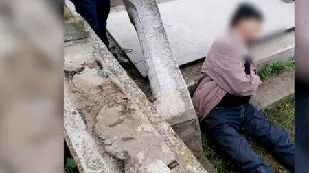 Un bătrân din Cluj-Napoca a ajuns în stare GRAVĂ la spital după ce o cruce s-a prăbușit peste el, în timp ce se afla la mormântul tatălui său