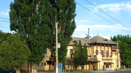 Clădire-simbol din Iași, distrusă peste noapte cu buldozerul. Scriitori celebri i-au călcat pragul, pomenind-o în scrierile lor. Primăria acuză lucrări ilegale. „Este o inconștiență!” (GALERIE FOTO)