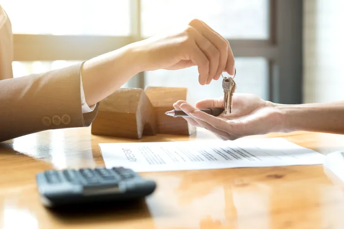 Românii se reorienteză către bănci, pentru a-și cumpăra o locuință. Fenomenul observat după alegeri: „Imobiliarele au fost dintotdeauna aurul”