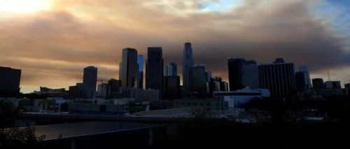 Sute de pompieri încearcă să stingă un incendiu de vegetație la periferia orașului Los Angeles