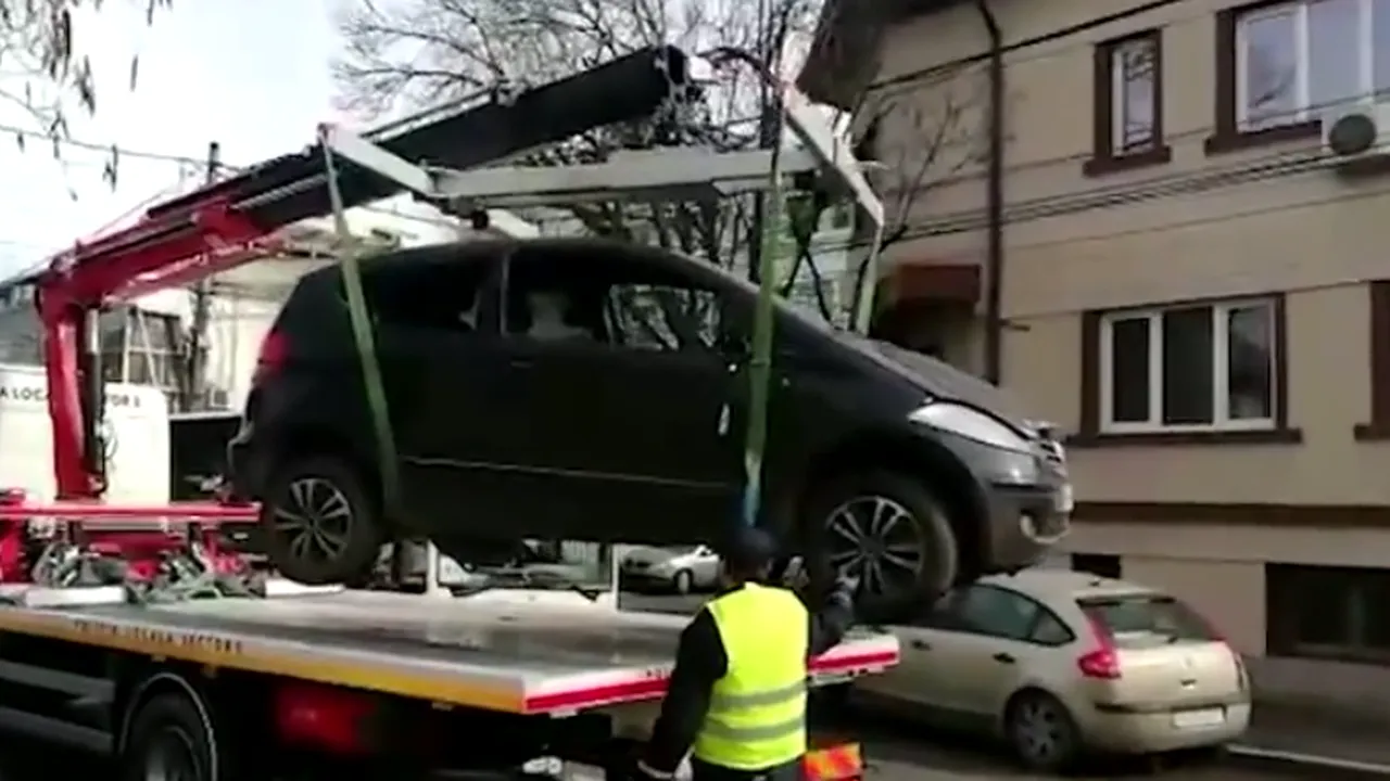 Sute de mașini ridicate cu platforma de pe străzile sectorului 5 din Capitală!