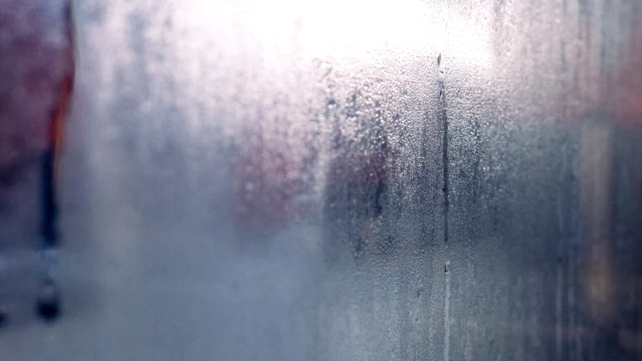 Cum să scapi de condensul de pe geamuri. Trucuri eficiente