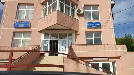 PANDEMIE. Chef cu șampanie și pișcoturi la o primărie. Funcționarii au sărbătorit-o pe ”doamna Greșală”