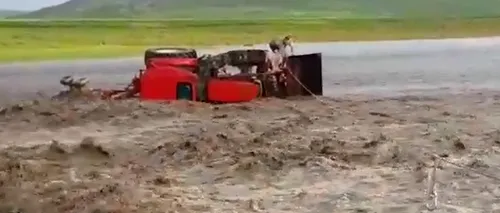 Tractorist luat de viitură în Botoșani, după creșterea nivelului apei pe râul Miletin - VIDEO 