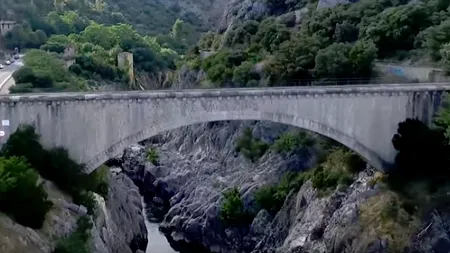 O căsătorie dubioasă. O tânără a dezvăluit că s-a măritat cu... un pod: Este stabil și puternic - VIDEO