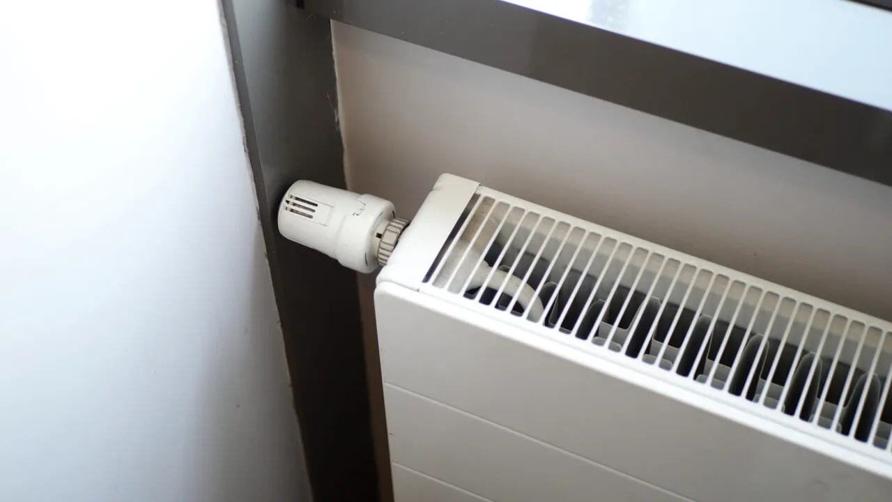 Cum poți păstra căldura în locuință fără să-ți crești factura la curent. Trucul simplu care poate fi aplicat zilnic