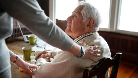 Îngrijitoarele și menajerele românce din Italia și-ar putea pierde locul de muncă, dacă nu se vaccinează