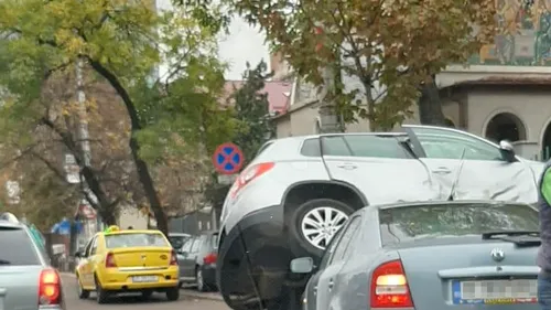 Gândul LIVE. Accident ca acesta nu s-a mai văzut în București! În ce poziție a rămas o mașină după o tamponare în centrul Capitalei
