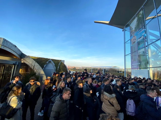 VIDEO - Coadă incredibilă la intrarea la Therme. Sute de oameni s-au înghesuit să intre la celebrul complex cu apă termală / Sursa foto: Simion (Reddit)