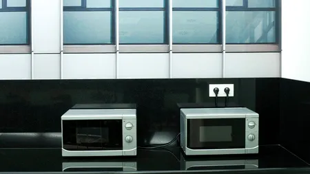 Cuptorul cu microunde are o FUNCȚIE care poate dubla factura la curent. Tu știi care este?