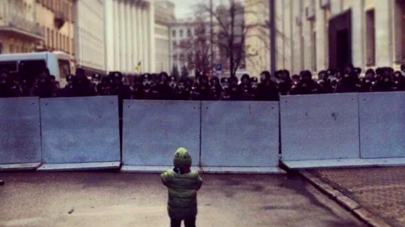 FOTOGRAFIA ZILEI. Un copil „înfruntă forțele de ordine din Ucraina