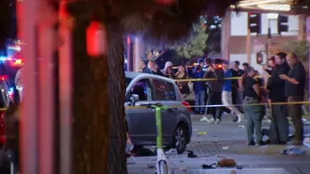 Tragedie într-un celebru cartier din Los Angeles. Panică și groază, după ce un bărbat a intrat cu mașina în mulțime. Sunt zeci de răniți