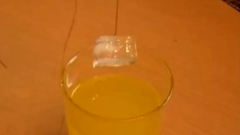 PROVOCARE: Cum poți scoate un cub de gheață din pahar cu un fir de ață. VIDEO