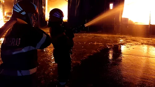 FOTO-VIDEO | Incendiu puternic la o fabrică din Maramureș. Au intervenit pompieri din patru județe