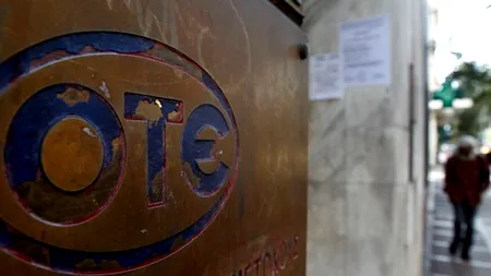 S&P a retrogradat ratingul OTE cu o treaptă, la 