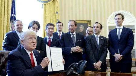 Un nou scandal zguduie Casa Albă: Trump anunță desființarea consiliilor prezidențiale pentru afaceri. Membrii lor demisionaseră, deja, în semn de protest