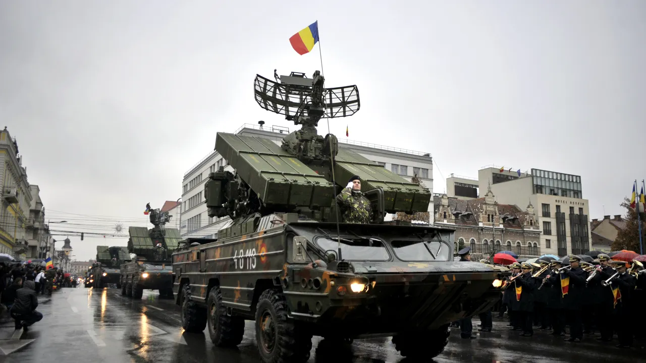 Paradă militară cu TAB-uri, aruncătoare de proiectile și MIG-uri 21 Lancer, la Cluj