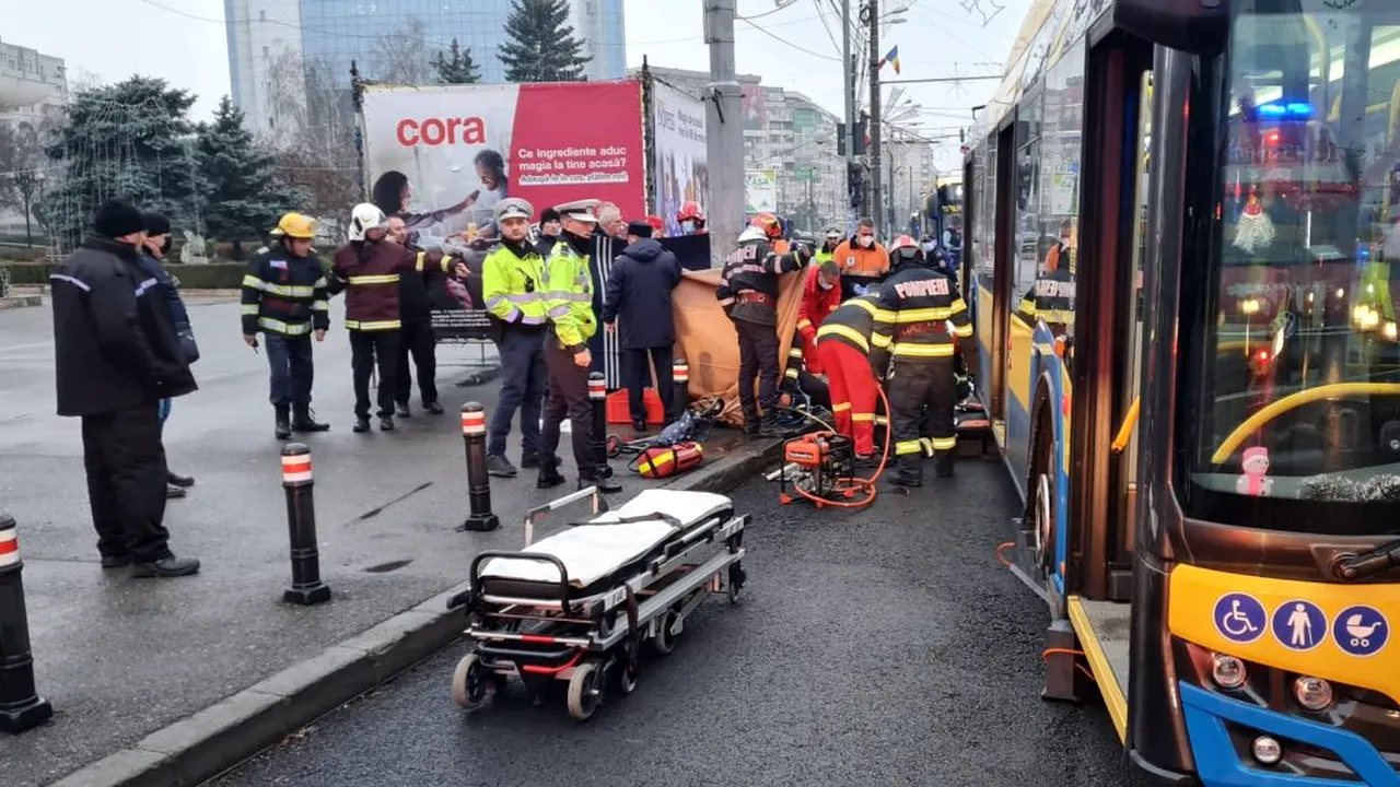 Accident tragic în Ploiești. Un bărbat a fost prins sub troleibuz