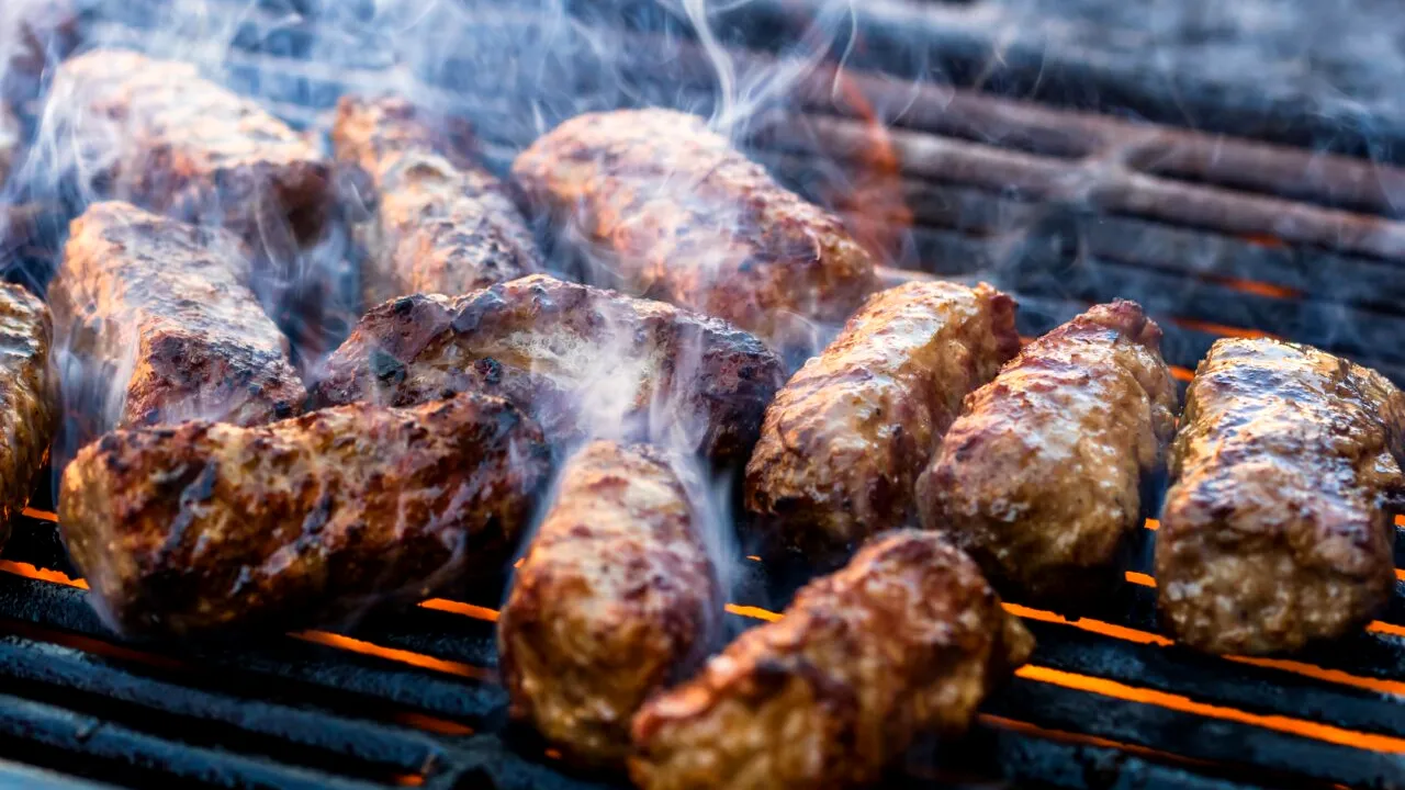 Mititeii la grătar. Shutterstock 