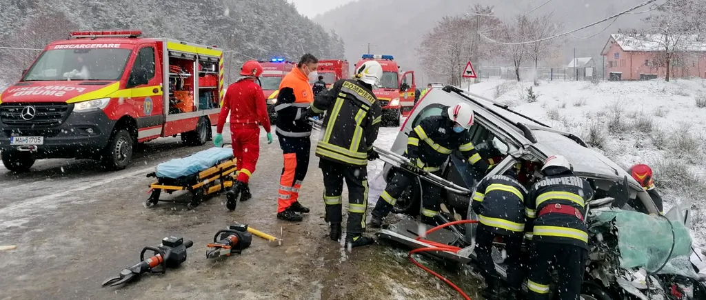VIDEO | Accident grav în Sibiu: Două persoane au murit în urma unei coliziuni dintre un autobuz și o mașină, la ieșirea din Rășinari spre Păltiniș