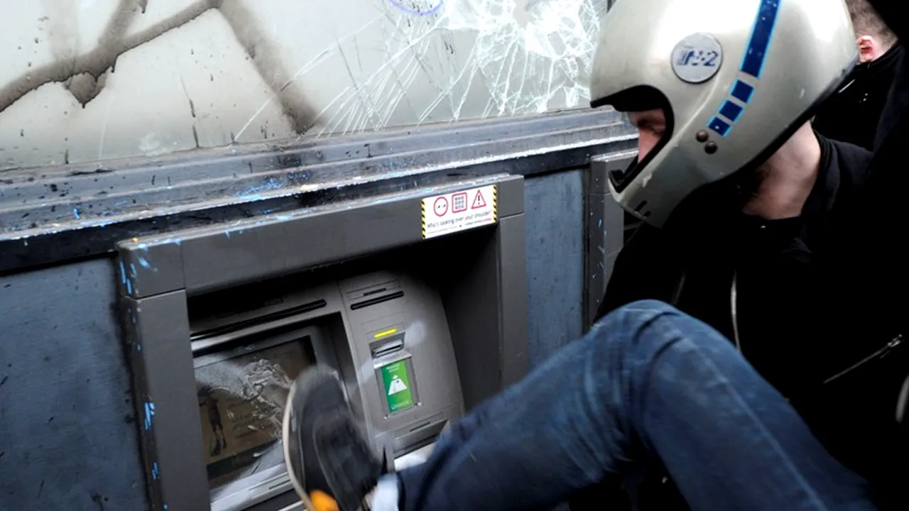 Peste 90 la sută din furturile la bancomate din Marea Britanie sunt comise de români 