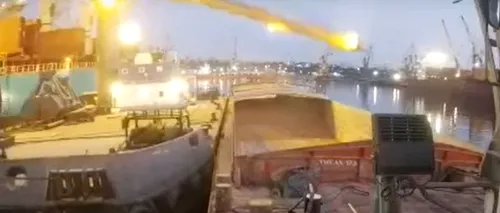 Brațul unei macarale s-a prăbușit peste o barjă, în Portul Constanța. Momentul, surprins de o cameră de supraveghere (VIDEO)