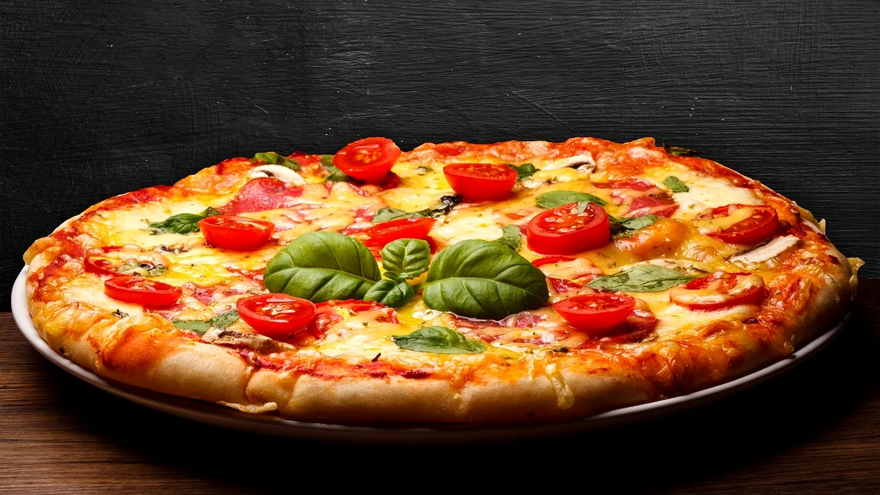 Pizza congelată dăunează grav sănătății. Motivul pentru care nutriționiștii ne sfătuiesc să evităm acest produs