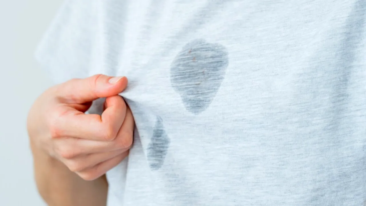 Cum scapi de petele de ulei de pe haine. Trucul care te ajută să o cureți eficient, fără a deteriora materialul textil