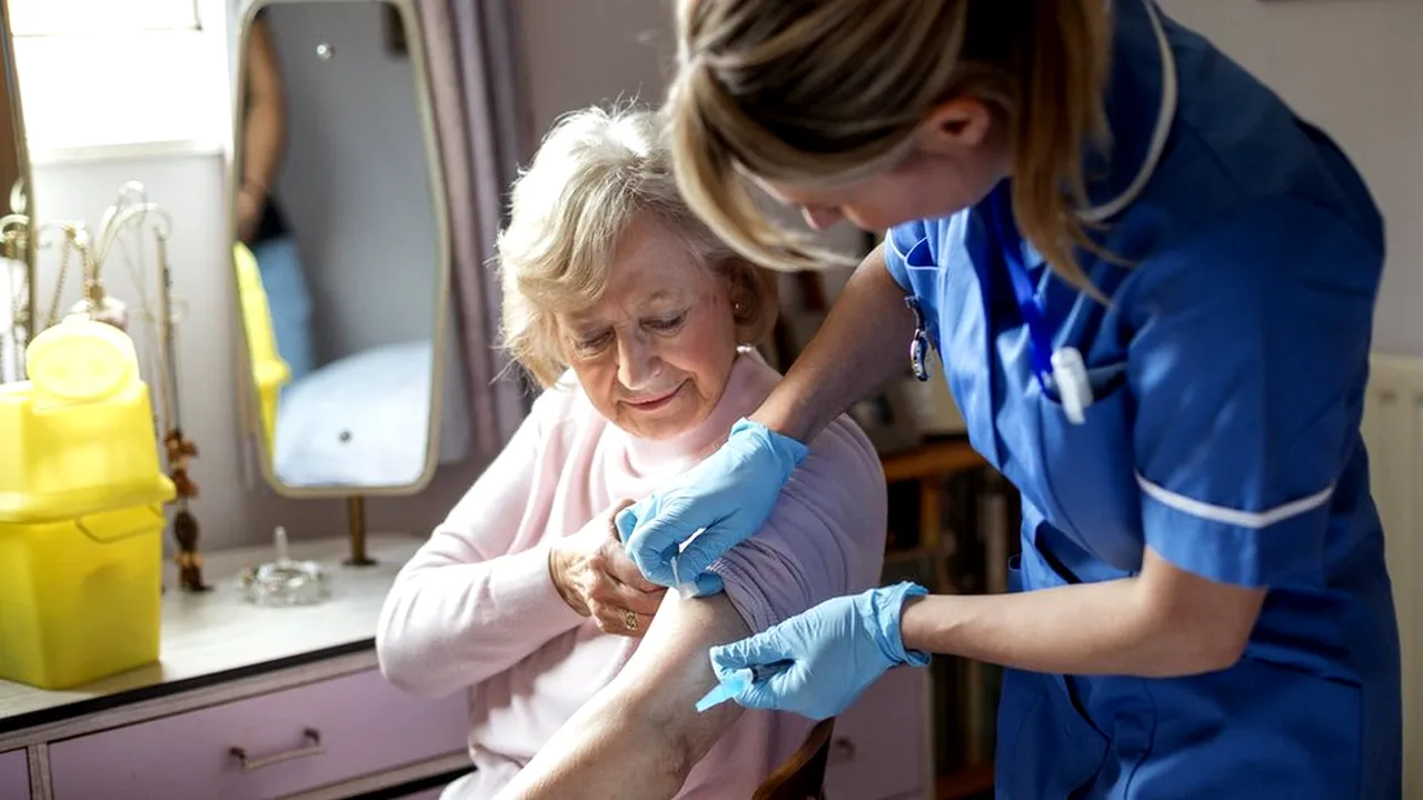 Un studiu afirmă că Marea Britanie trebuie să vaccineze două milioane de persoane pe săptămână pentru a preveni un al treilea val COVID-19