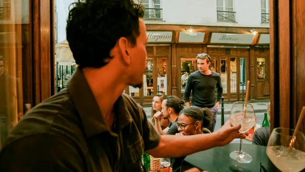 Spitale în colaps și restricții dure: Parisul interzice consumul și vânzarea de alcool pe timp de caniculă. Cât timp va fi în vigoare măsura