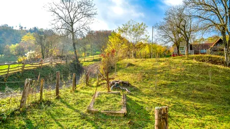 Comuna fără cimitir, unde localnicii își înmormântează rudele în grădină: „Acesta este obiceiul și e mai bine așa, sunt mai aproape de noi