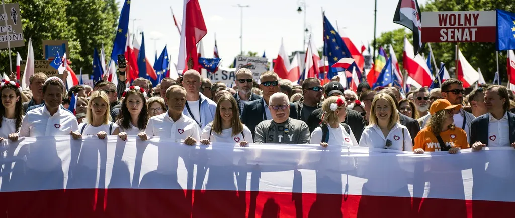 FOTO | Protest la Varşovia, cu ex-premierul Donald Tusk și fostul președinte Lech Walesa printre participanți. De ce au ieșit polonezii în stradă