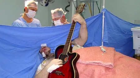 Un brazilian a cântat la chitară în timp ce era operat pe creier. De ce i-au cerut medicii acest lucru