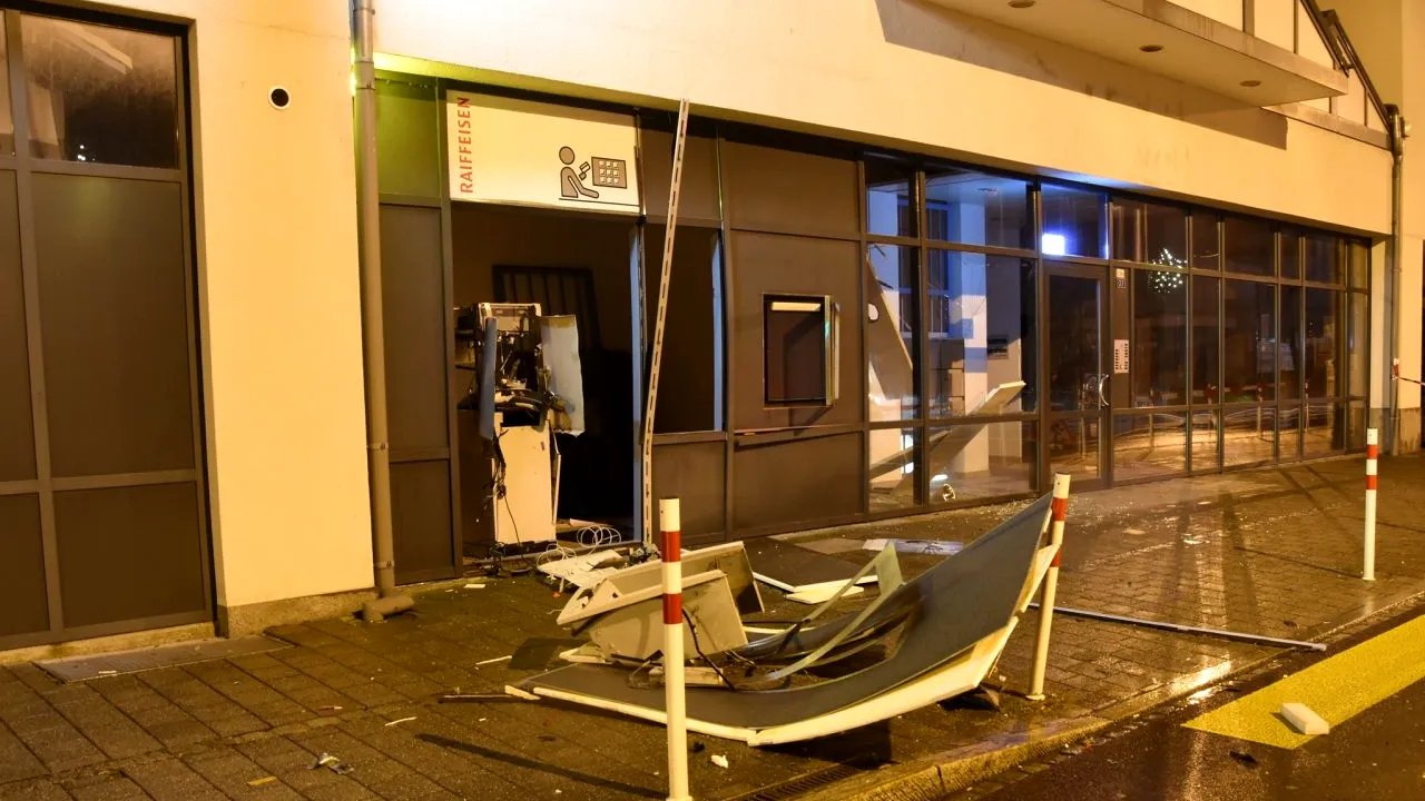 Un român a fost condamnat la șase ani de închisoare, după ce a aruncat în aer un bancomat. S-a întâmplat în Elveția și este o premieră națională