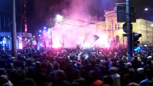 REVOLTĂ. Revenirea la starea de urgență a scos lumea în stradă. Revoluție la Belgrad! Sârbii au atacat Parlamentul! VIDEO
