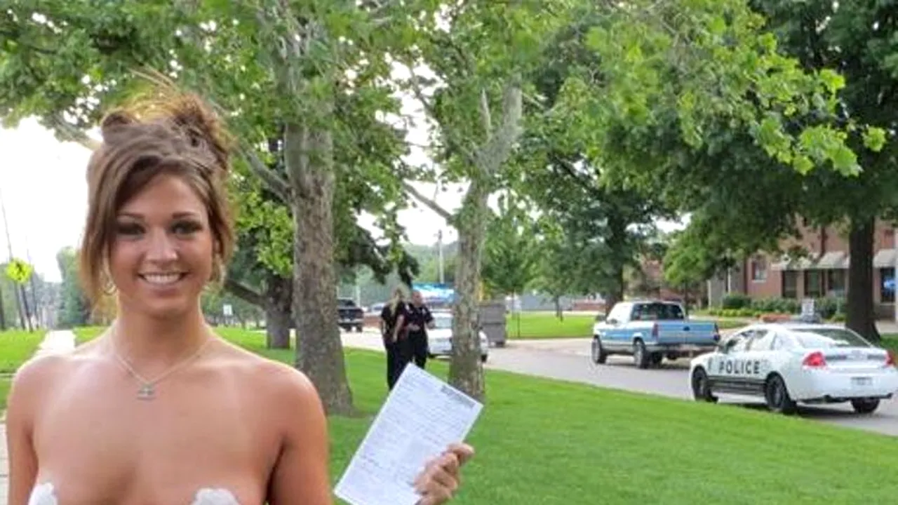 O tânără a pozat goală în fața unei școli catolice, pentru a se răzbuna pe colegii ei