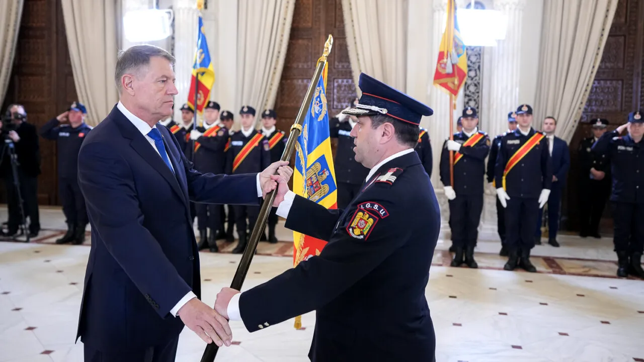 Iohannis i-a DECORAT pe salvatorii români trimiși în Turcia. „Sunteți modele de solidaritate, altruism și empatie”