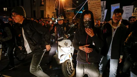 Doi polițiști, împușcați la un miting în apropiere de sediul poliției din Ferguson 