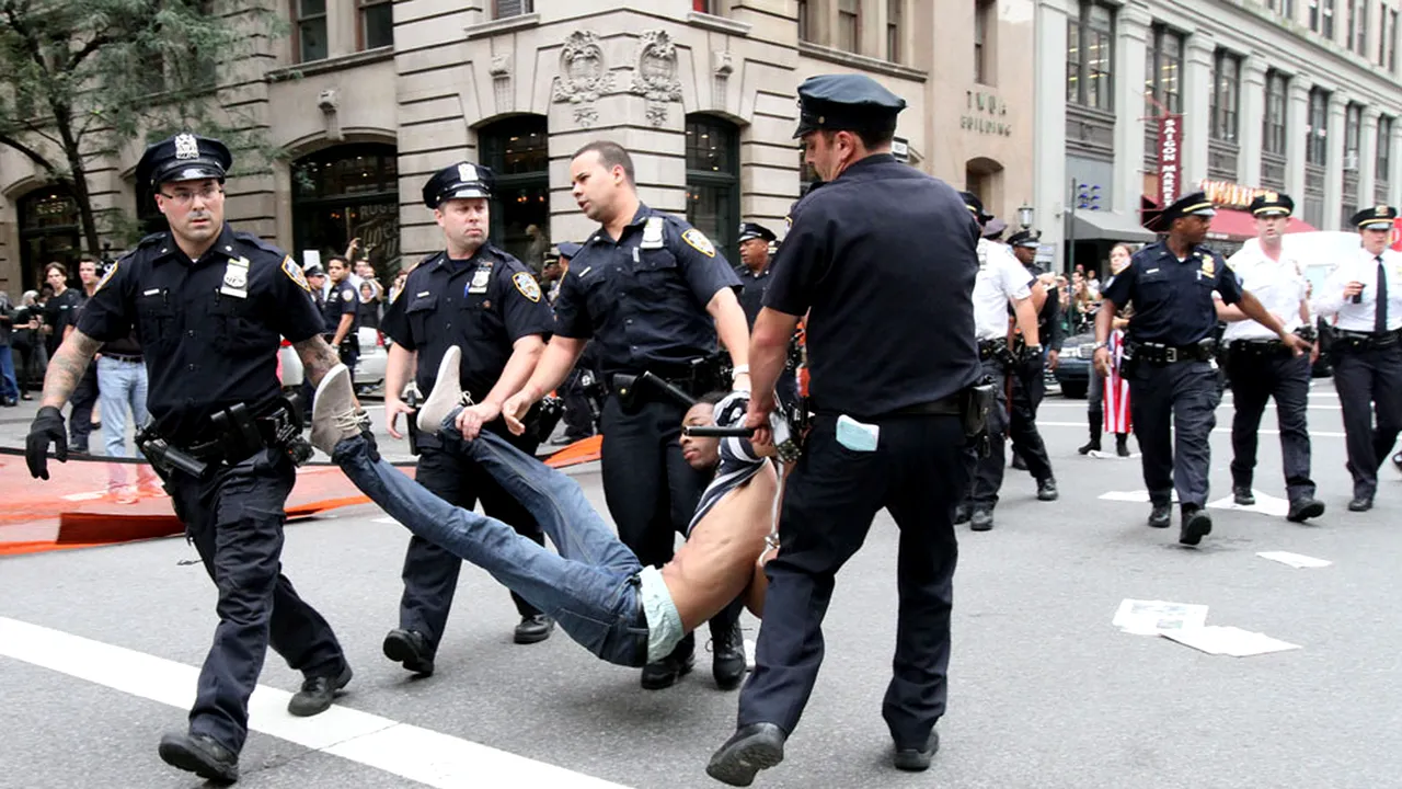 1 Mai în SUA. Polițiști răniți la protestele violente din Washington