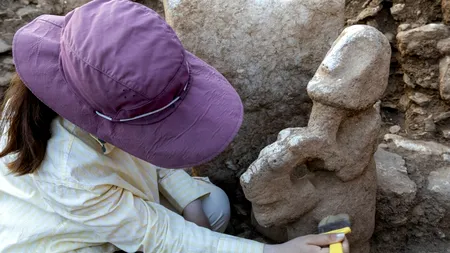 Descoperire arheologică rară în Turcia: o sculptură misterioasă, veche de 11 milenii, înfățișează un om pe spatele unui leopard. Ce semnifică