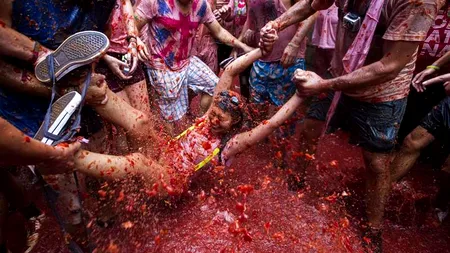 Tomatina 2014. Cum arată străzile unui oraș din Spania după ce  mii de oameni s-au bătut cu roșii