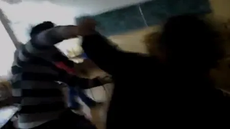 Elevă de 15 ani internată în spital după ce s-a bătut în timpul orei cu o altă colegă