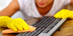 10 pași ca să cureți tastatura computerului și laptopului