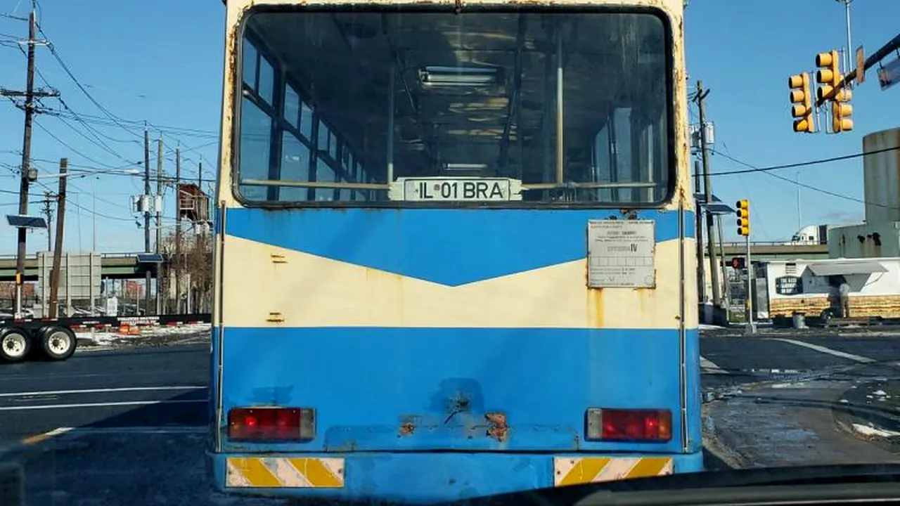 Un autobuz românesc RUGINIT pregătit de show-uri auto în SUA. Al Barry: Numai vreo trei butonașe ȘTIU ce fac