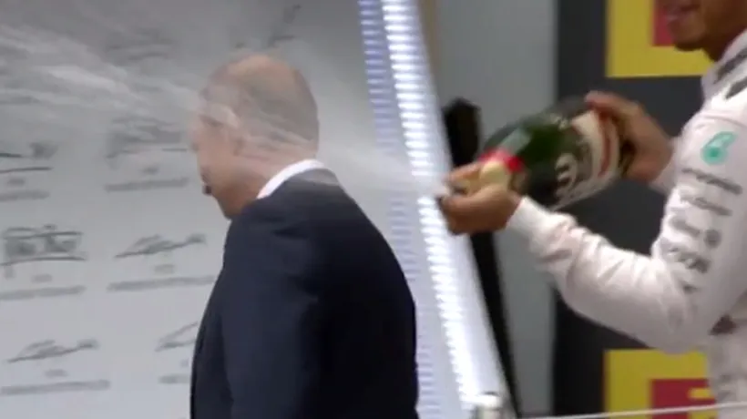 Moment inedit la Soci Grand Prix. Lewis Hamilton l-a stropit cu șampanie pe Vladimir Putin