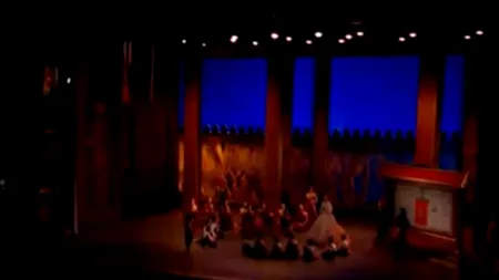 O cunoscută actriță americană de musical-uri, însărcinată, implicată într-un accident auto. Fiica ei de 4 ani a murit