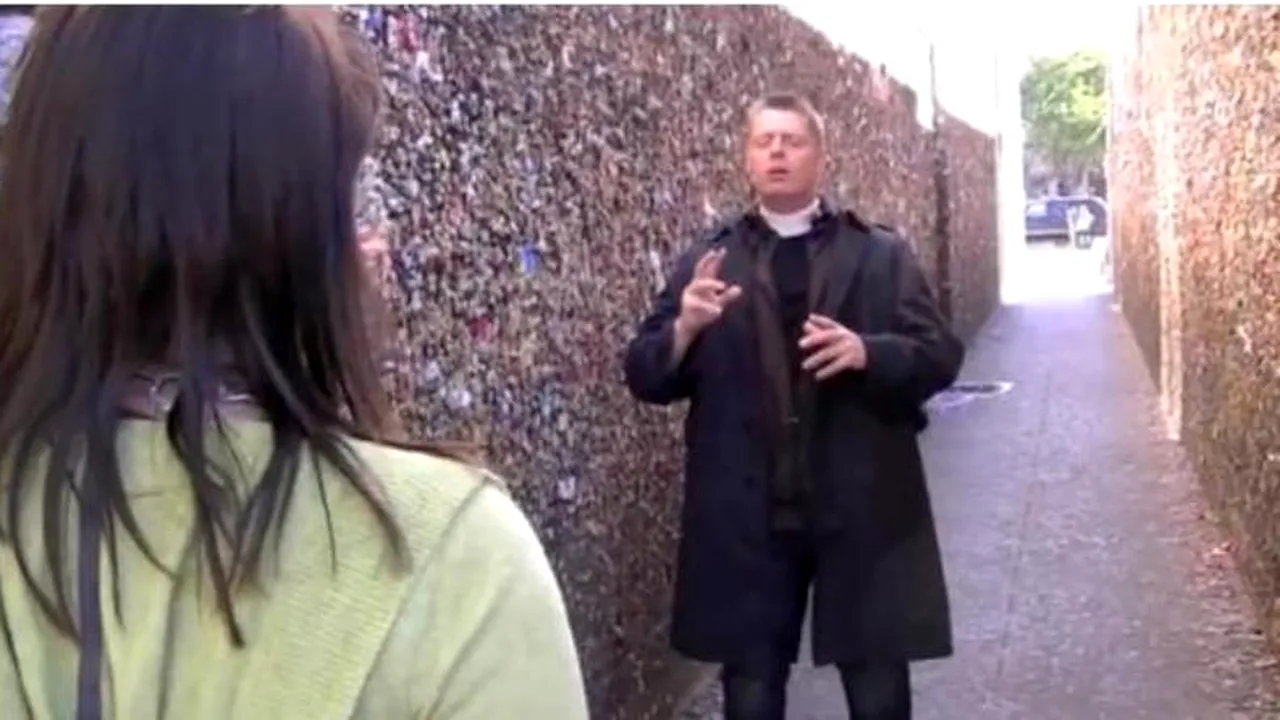 Magie de Halloween. Trucul cu care iluzionistul Rich Ferguson i-a speriat pe trecători.  VIDEO