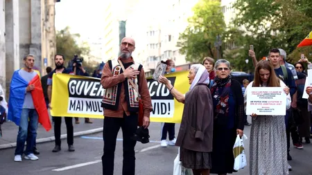 În ziua celui mai sumbru bilanț COVID-19, zeci de persoane protestează fără mască împotriva restricțiilor impuse de pandemie: ”Rușine! Jos dictatura!” Reacția lui Orban(VIDEO/EXCLUSIV)
