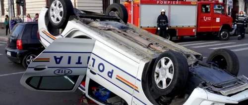Autospecială de poliție răsturnată în centrul Clujului după ce a fost lovită de o altă mașină 
