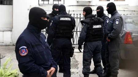 Zece cămătari care făceau și contrabandă cu țigări, ridicați de DIICOT
